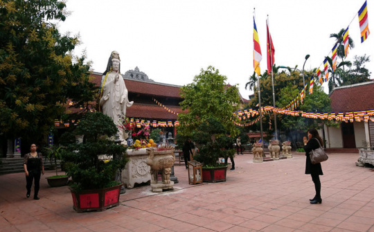 Hà Nội, ý thức của người đi lễ đền chùa đã thay đổi: Đốt vàng mã đã giảm tại Phủ Tây Hồ