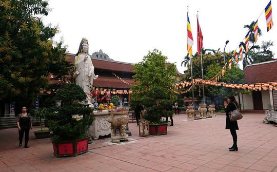 Hà Nội, ý thức của người đi lễ đền chùa đã thay đổi: Đốt vàng mã đã giảm tại Phủ Tây Hồ