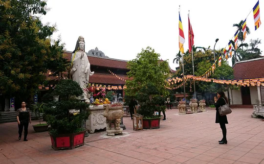 Hà Nội, ý thức của người đi lễ đền chùa đã thay đổi: Đốt vàng mã đã giảm tại Phủ Tây Hồ
