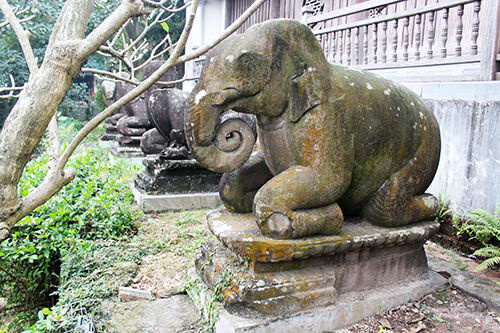 10 linh thú quỳ chầu ở chùa Phật Tích