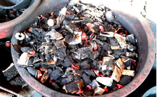 Cơ sở nhuộm cà phê đen bằng pin bị bắt quả tang