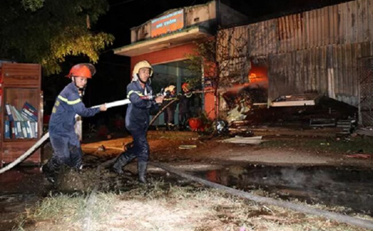 Kho chứa linh kiện điện tử rộng gần 1.000 m2 bốc cháy