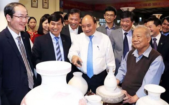 Thủ tướng Nguyễn Xuân Phúc thăm làng nghề gốm Chu Đậu
