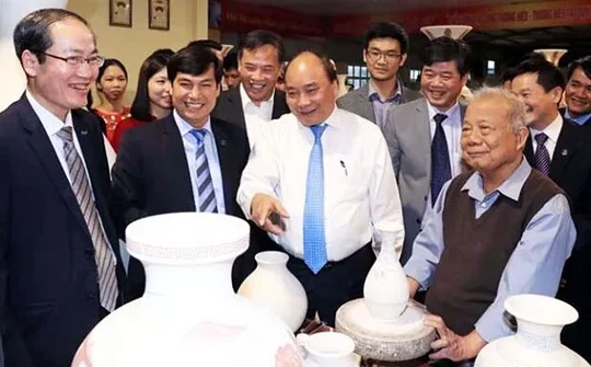 Thủ tướng Nguyễn Xuân Phúc thăm làng nghề gốm Chu Đậu