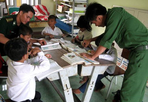 Những câu chuyện xúc động về thầy giáo mang quân hàm xanh