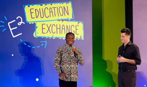 Thầy giáo vẽ giao diện Word lên bảng được Microsoft vinh danh