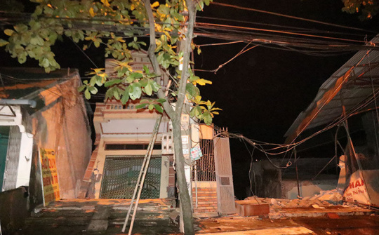 Thủy điện Hòa Bình đóng cửa xả, hàng loạt nhà dân bị sạt lở