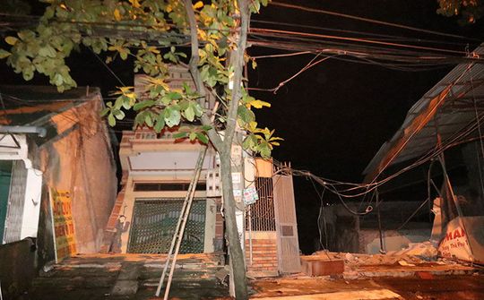 Thủy điện Hòa Bình đóng cửa xả, hàng loạt nhà dân bị sạt lở