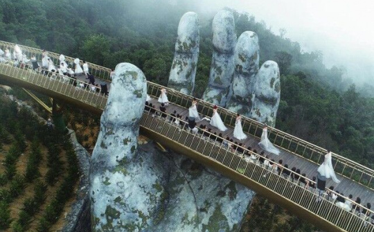 Vì sao cầu vàng Đà Nẵng đang “gây sốt” khiến du khách đua nhau đến check in?