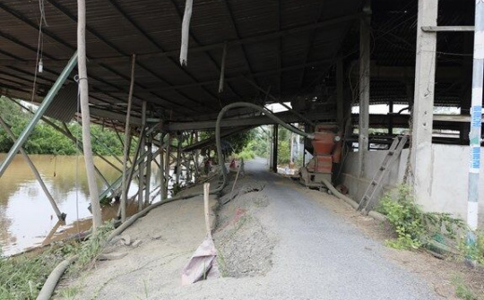 Lò sấy và cơ sở xay xát lúa gây sạt lở bờ sông