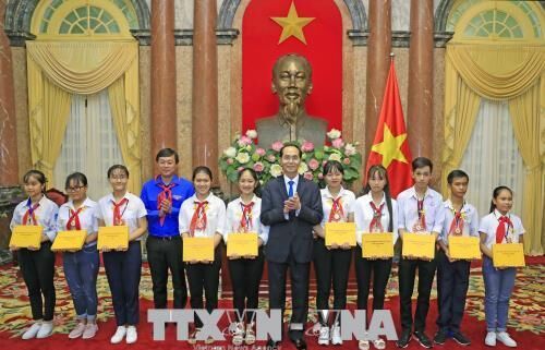 Thiếu niên, nhi đồng tiếp bước cha anh xây dựng đất nước hùng cường