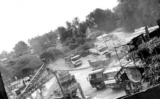 Ðại công trường khai thác đá lậu: Ðẩy dân đến cửa tử