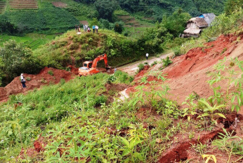 Lào Cai: Sạt lở đất trên tỉnh lộ 153, hai bà cháu tử vong