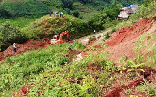 Lào Cai: Sạt lở đất trên tỉnh lộ 153, hai bà cháu tử vong