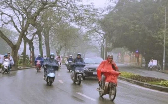 Áp thấp nhiệt đới khả năng mạnh thành bão, miền Bắc mưa dông kéo dài