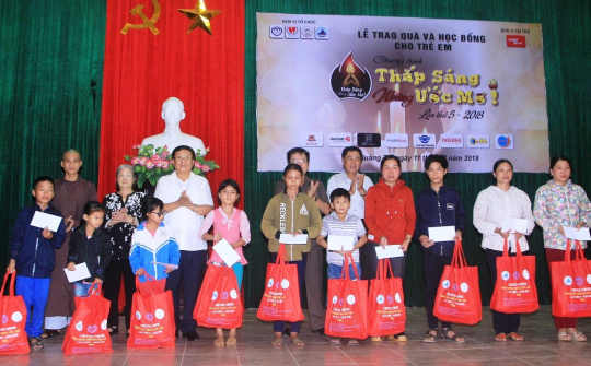 'Thắp sáng những ước mơ' cho trẻ em nghèo Quảng Trị