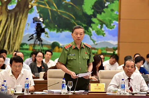 Bộ trưởng Bộ Công an trả lời chất vấn