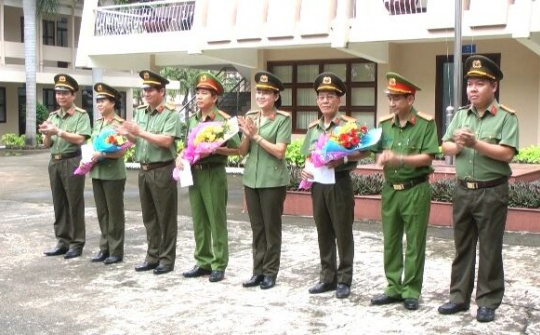 Khen thưởng ba đơn vị phá chuyên án ma túy sử dụng súng