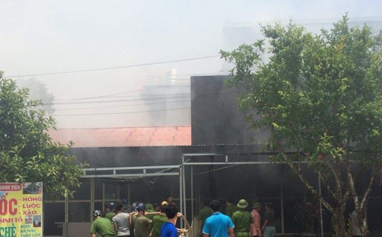 Dập tắt vụ cháy ở chợ huyện Nga Sơn (Thanh Hóa)