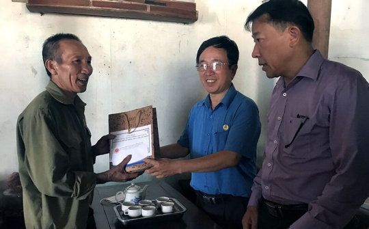 Công đoàn TT&TT và Đoàn TN Bộ tặng quà người dân bị ngập ở Chương Mỹ