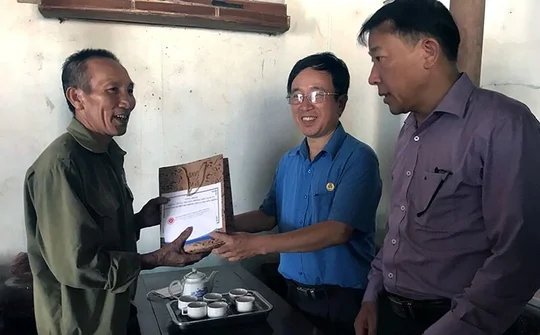 Công đoàn TT&TT và Đoàn TN Bộ tặng quà người dân bị ngập ở Chương Mỹ