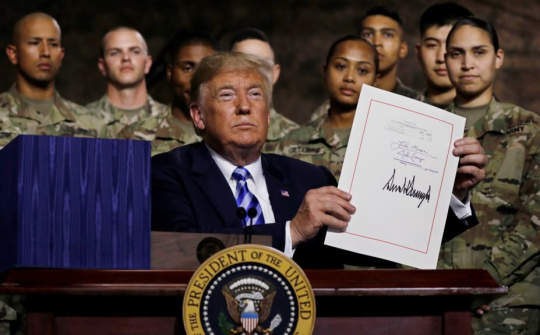 Tổng thống Mỹ Donald Trump thông qua dự luật chính sách quốc phòng trị giá 716 tỷ USD