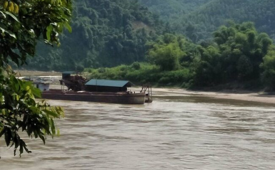 Bờ sông Lô bị "băm nát" vì cát tặc, cuộc sống người dân ở Tuyên Quang bị ảnh hưởng nặng nề