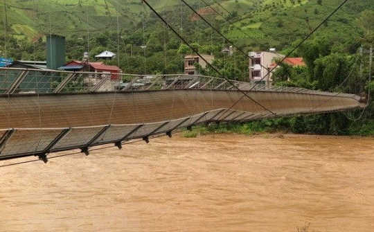 Cầu treo tuột cáp, hàng nghìn người dân đứng ngồi không yên