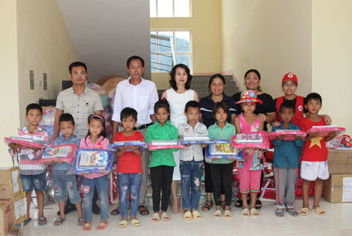 Trao quà cho học sinh vùng lũ Mường Tè trước thềm năm học mới