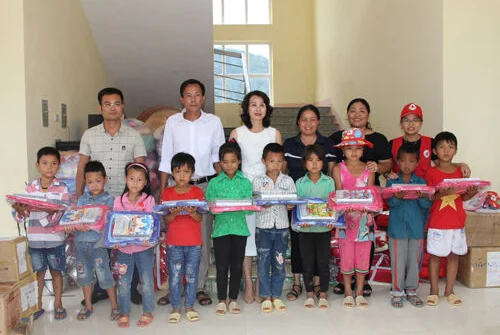 Trao quà cho học sinh vùng lũ Mường Tè trước thềm năm học mới