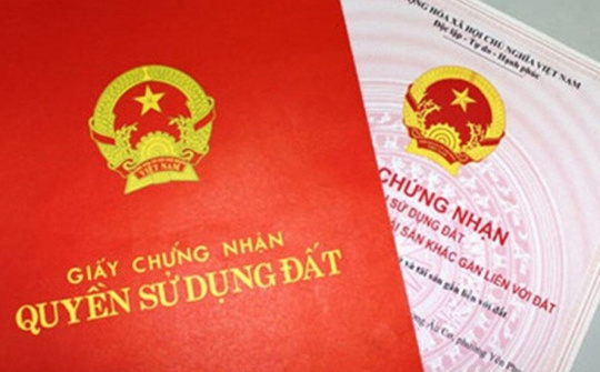 Đã ly hôn, sổ hồng vẫn ghi tên vợ, giải quyết ra sao?