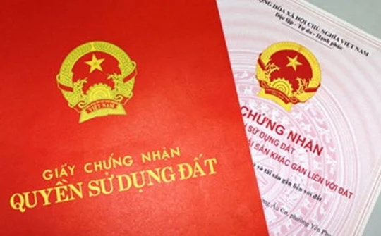 Đã ly hôn, sổ hồng vẫn ghi tên vợ, giải quyết ra sao?