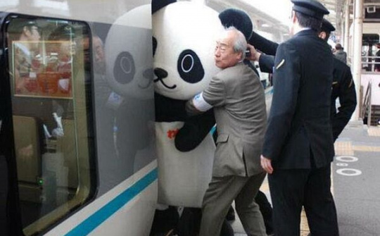 Cười ngất với những hình ảnh ‘khó đỡ’ trên tàu điện ngầm