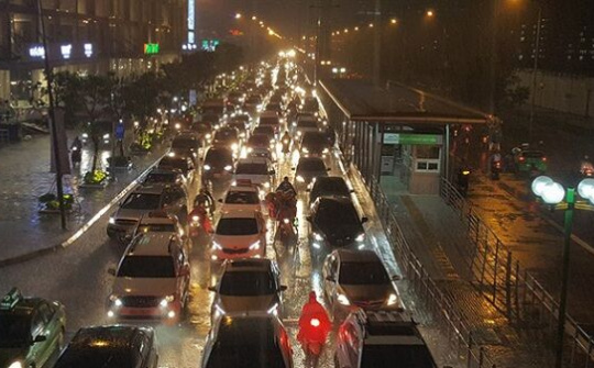 Điểm mặt những thói quen xấu khi tham gia giao thông của người dân Hà Nội vào mùa mưa