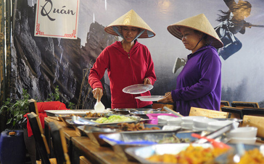 Ấm lòng những quán cơm 1.000 đồng đầy tình nghĩa