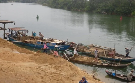 Xử lý nghiêm hành vi khai thác cát trái phép tại Vĩnh Phúc