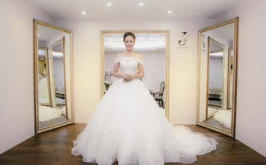 Bạn gái Công Lý bất ngờ khoe ảnh thử váy cưới