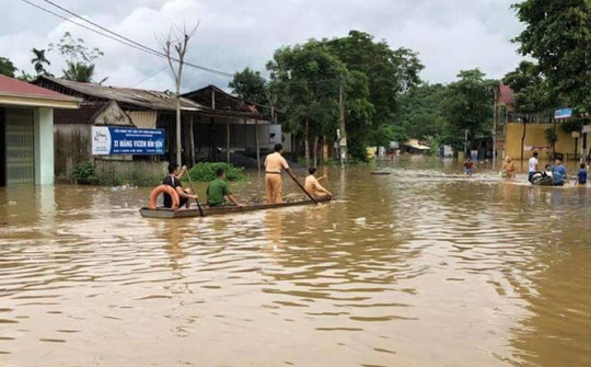 Mưa lũ chia cắt nhiều nơi: 6 người chết, mất tích