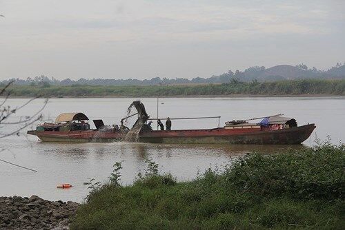 Nhức nhối nạn khai thác cát trên hồ Dầu Tiếng