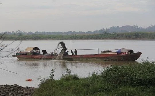 Nhức nhối nạn khai thác cát trên hồ Dầu Tiếng