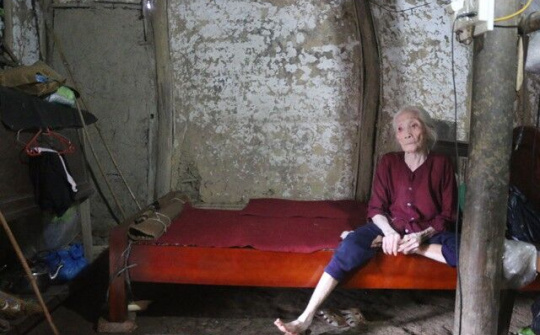 Cụ bà neo đơn 103 tuổi mòn mỏi chờ công nhận hộ nghèo