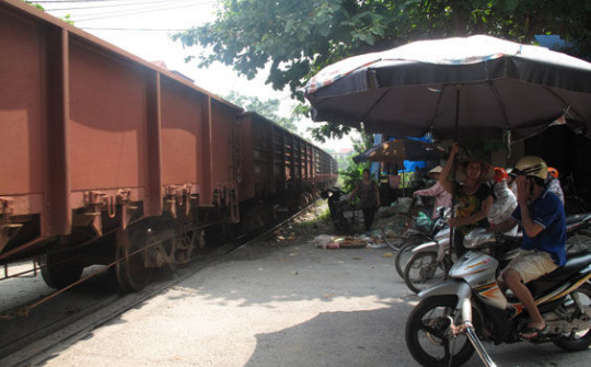 Người phụ nữ góa bụa hơn 10 năm tình nguyện làm “barie”