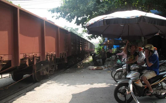 Người phụ nữ góa bụa hơn 10 năm tình nguyện làm “barie”