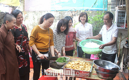 Cơm treo từ thiện - Những tấm lòng thơm thảo
