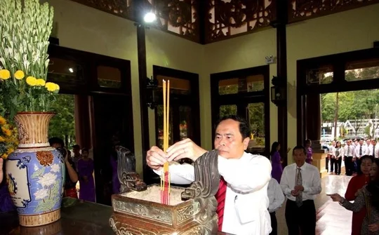 VFF President pays tribute to late President Ton Duc Thang