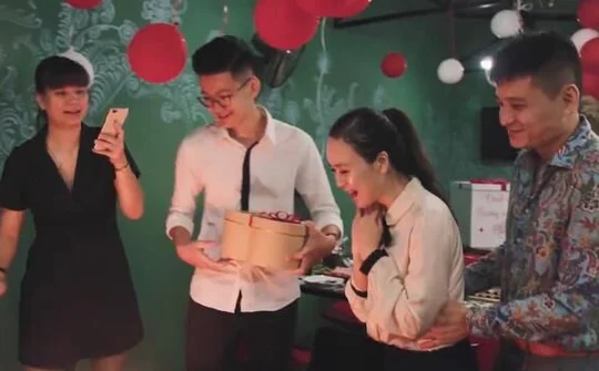 Vợ cũ cùng con trai tổ chức lễ kỷ niệm tình yêu cho vợ mới của chồng