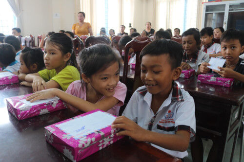 Trẻ em nghèo yên tâm tới trường trước thềm năm học