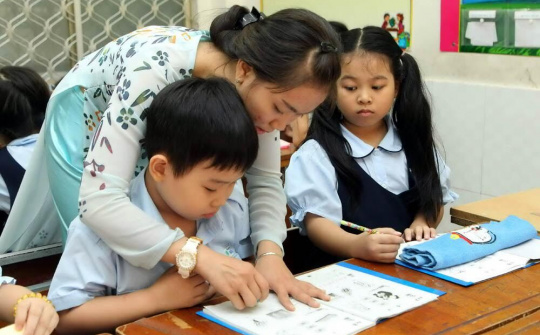 Khuyến khích trẻ thuận tay trái tập viết bằng tay phải