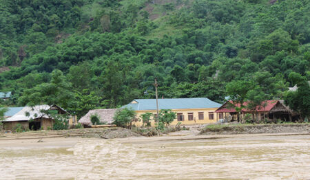 Nhiều xã ở Nghệ An vẫn ngập sâu do nước lũ lên cao