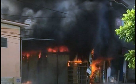 Cháy ngùn ngụt cửa hàng tạp hoá tại Hải Phòng, thiêu rụi hàng tỷ đồng